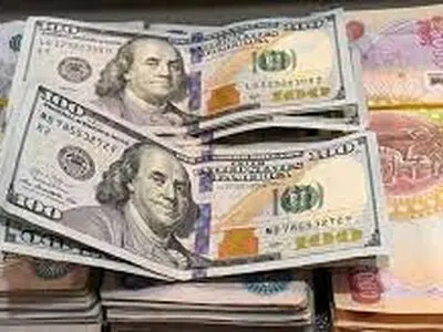 العراق یقترح على إیران التعامل بالدینار العراقی بدلاً من الدولار 