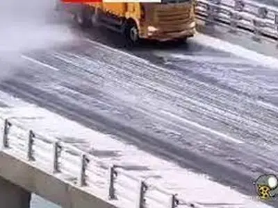یخ زدایی جالب پل ها در چین+ فیلم