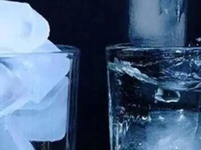 توصیه‌های طب سنتی برای نوشیدن آب/ ۲ عارضه جدی استفاده از آب یخ