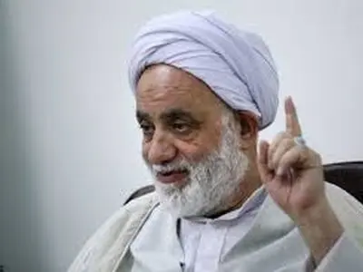 تذکر دادن به دانش‌آموزان سر صف فایده ندارد