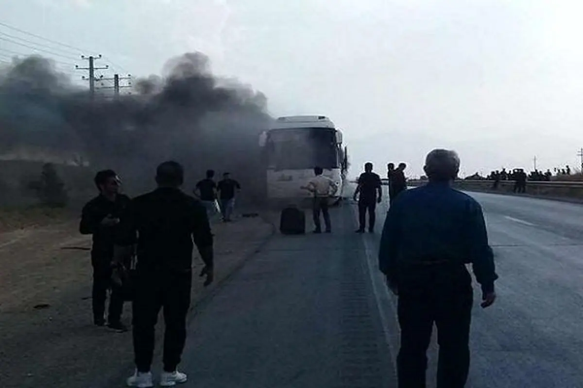 آتش‌گرفتن اتوبوس مسافربری در جاده همدان به تهران/ فرار به موقع مسافران از شعله‌های آتش