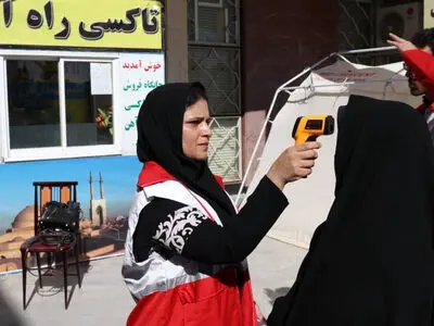 تیم های هلال احمر مشغول تب‌سنجی در مبادی ورودی یزد هستند/ شکست کرونا نیاز به عزم همگانی دارد