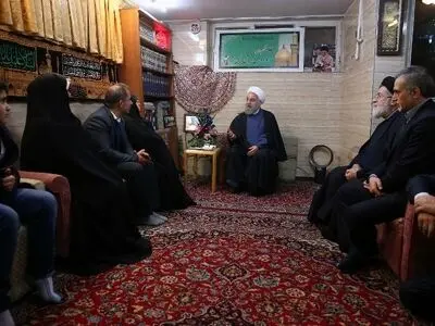 رییس جمهور با مادر شهیدان باقری زند دیدار کرد