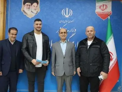 دیدار امیررضا معصومی قهرمان کشتی جهان با استاندار گیلان