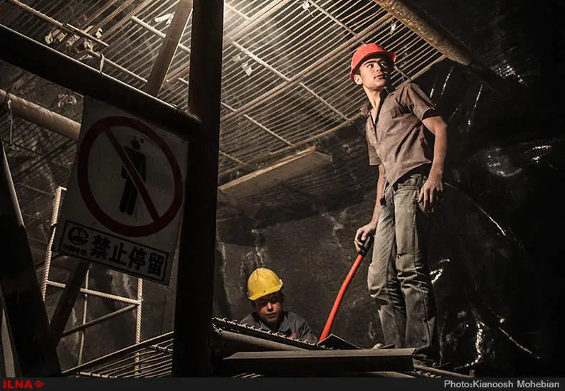 کارگران در حال کار در تونل تالون