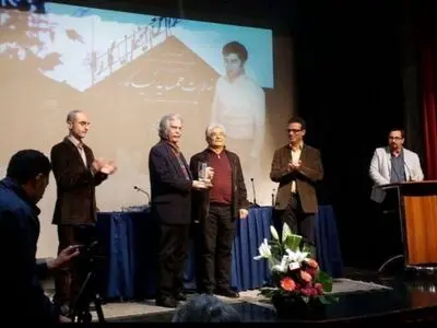 «خاطرات همسایه نیاگارا» رونمایی شد/تجلیل از یک‌ صدای ماندگار  