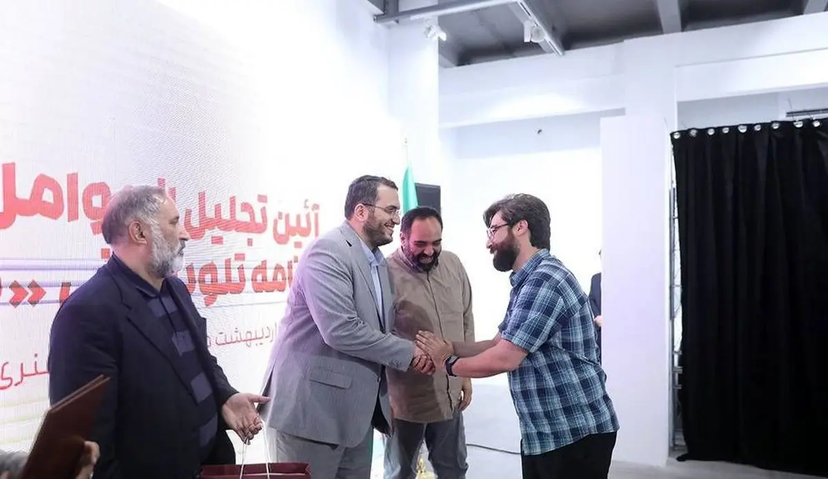 تجلیل از عوامل برنامه تلویزیونی «دو نقطه» در حوزه هنری