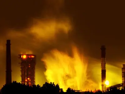 انفجار در یک کارخانه مواد شیمیایی جان ده‌ها کارگر را گرفت