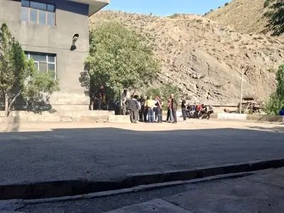 تجمع کارگران معدن طزره/ حقوق خرداد پرداخت نشد، از کفش و لباس کار باکیفیت خبری نیست