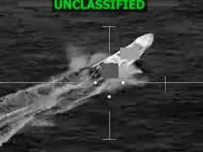 حمله ارتش آمریکا به یک شناور در اقیانوس آرام + فیلم