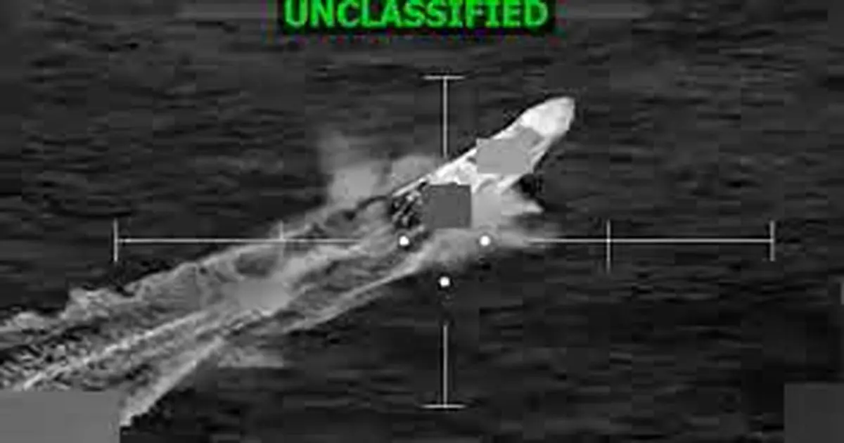 حمله ارتش آمریکا به یک شناور در اقیانوس آرام + فیلم