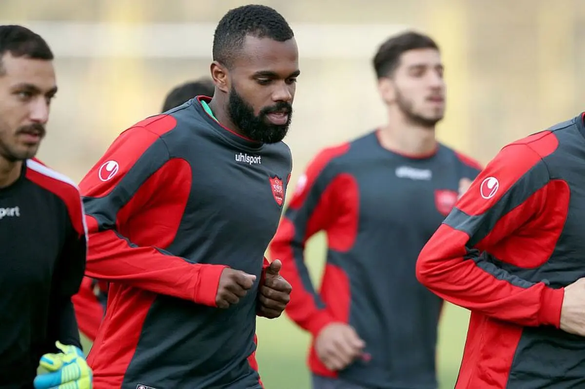 پرسپولیس با 20 بازیکن راهی تبریز شد