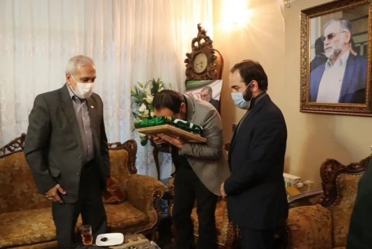 اهدای پرچم آستان رضوی به خانواده دانشمند شهید دکترفخری زاده