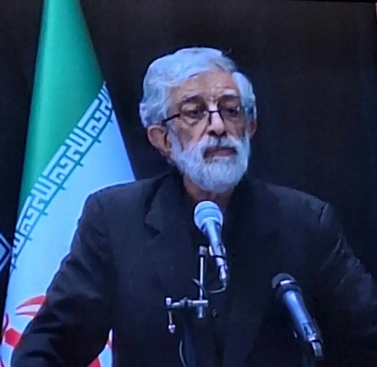 شاعر امروز وظیفه دارد مردم جهان را در برابر موج رسانه‌های دروغ آگاه کند 