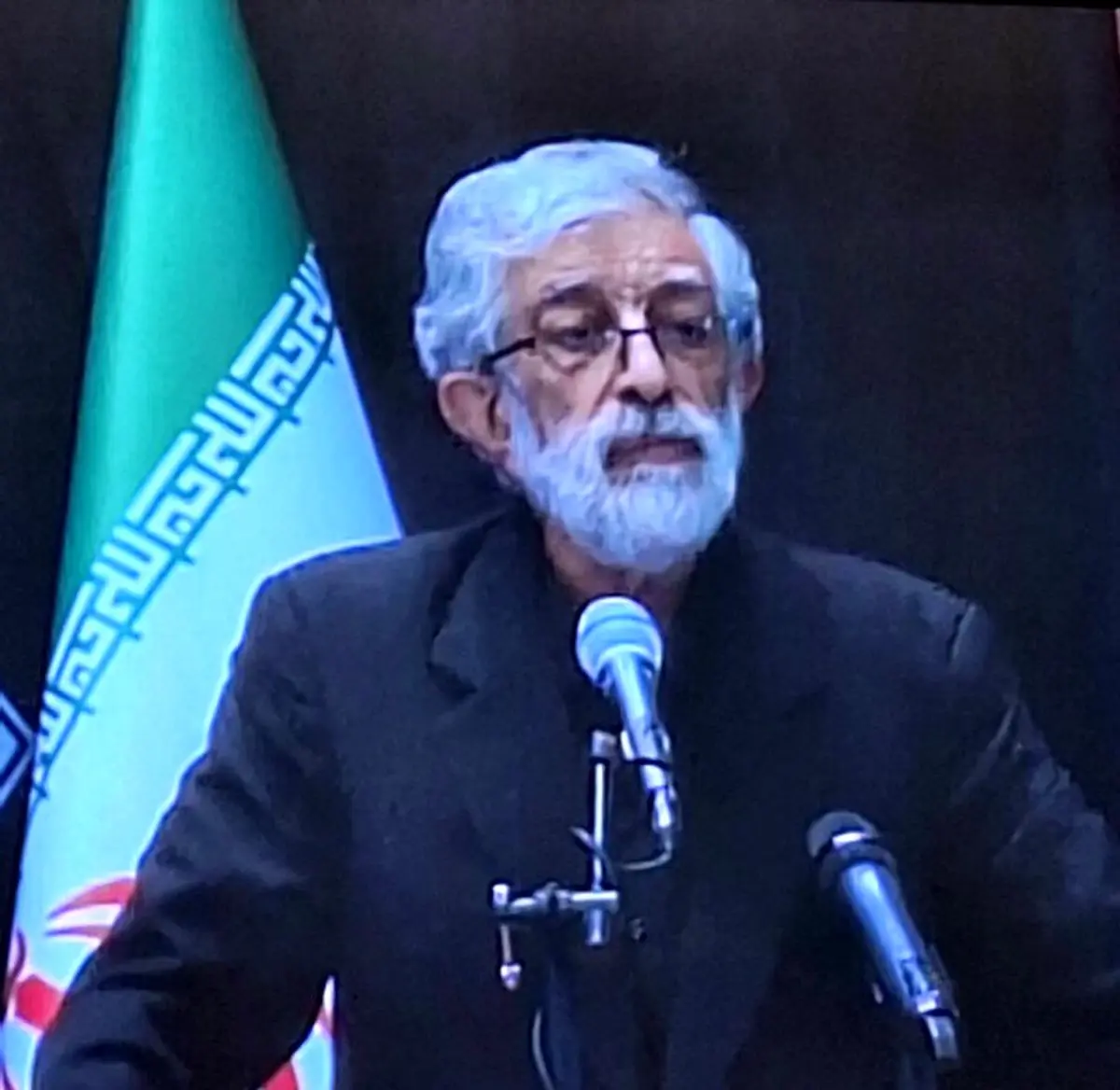 شاعر امروز وظیفه دارد مردم جهان را در برابر موج رسانه‌های دروغ آگاه کند 