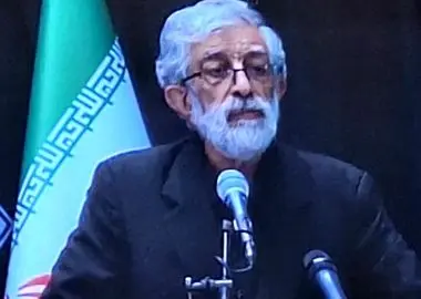 شاعر امروز وظیفه دارد مردم جهان را در برابر موج رسانه‌های دروغ آگاه کند 