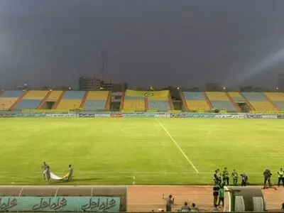 اخراج هواداران صنعت نفت از ورزشگاه خالی آبادان!