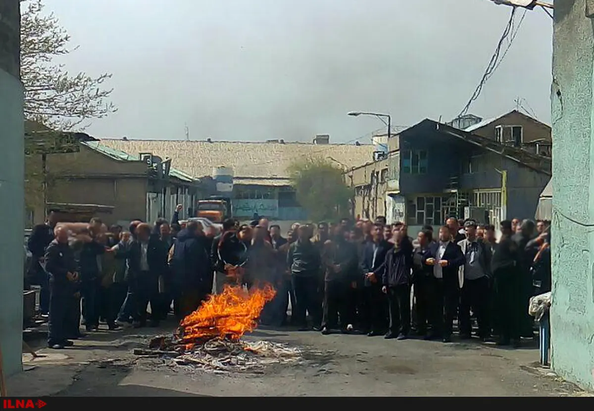 تجمع  کارگران روغن نباتی قو در محوطه کارخانه