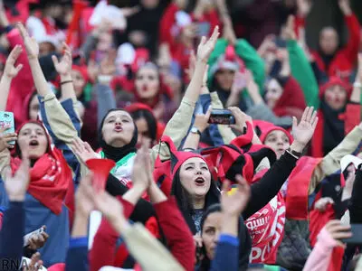 اشاره امام جمعه مشهد به موضوع حضور بانوان در ورزشگاه: مکان‌های مخصوص ایجاد می‌شود؟