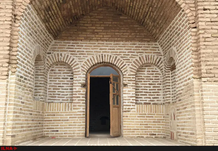 مادرِ کاروانسراهای ایران در بیابان رها شده‌است  