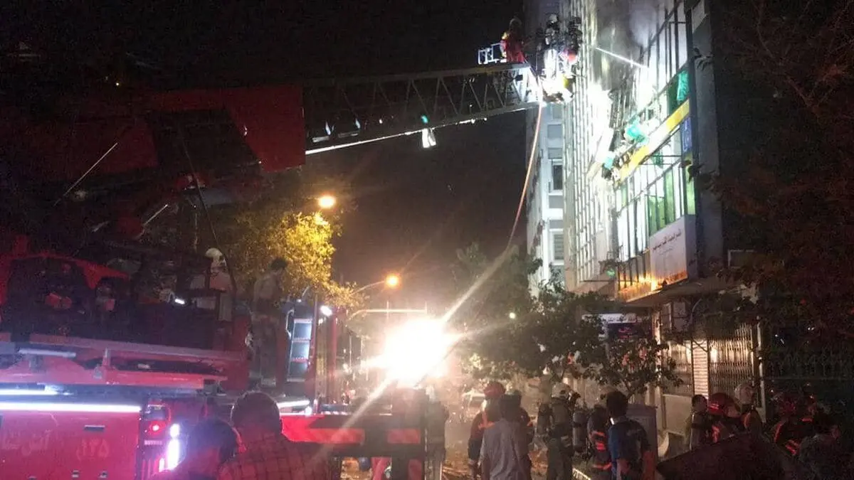مصدومیت ۴ نفر به دلیل انفجار و حریق در ساختمانی در خیابان فخر رازی/جستجو همچنان ادامه دارد
