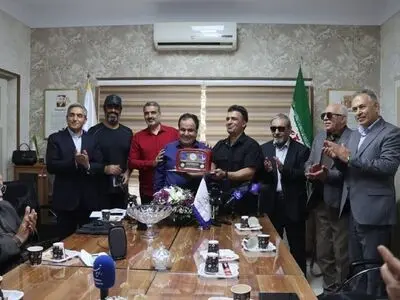 «شش نقطه» باید از رادیو فراتر برود و به تلویزیون و سینما برسد