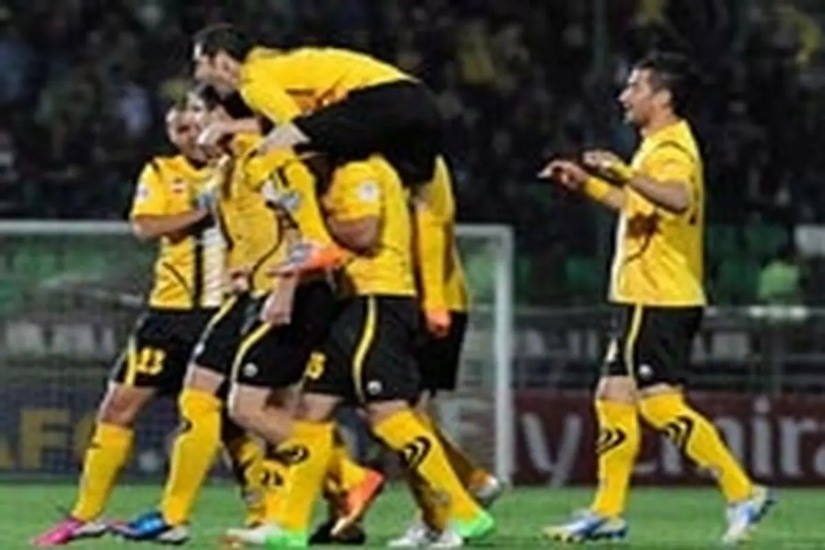 شکست پرسپولیس ۱۰ نفره مقابل سپاهان / فولاد صدر نشین ماند