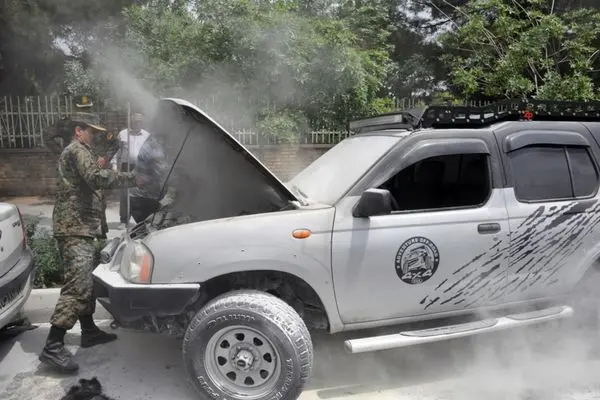 اطفاء حریق خودروی یک شهروند توسط کارکنان یگان ویژه پیش از رسیدن آتش نشانی