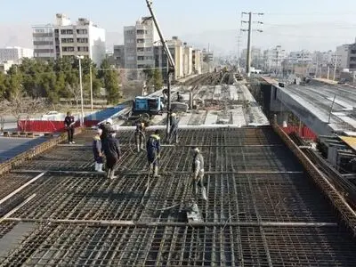 اجرای عملیات بتن‌ریزی در عرشه جنوب غربی پروژه قائم-رحمت-احمدی