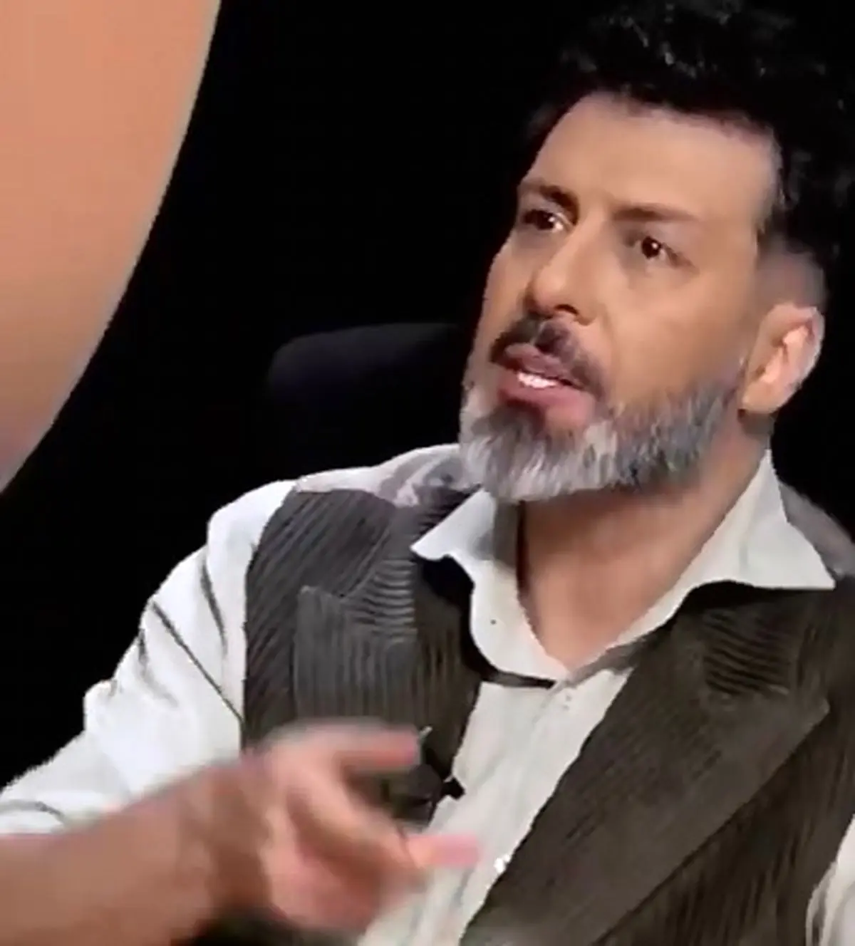 آیفون نارنجی دست گرفتن افتخار نیست + فیلم