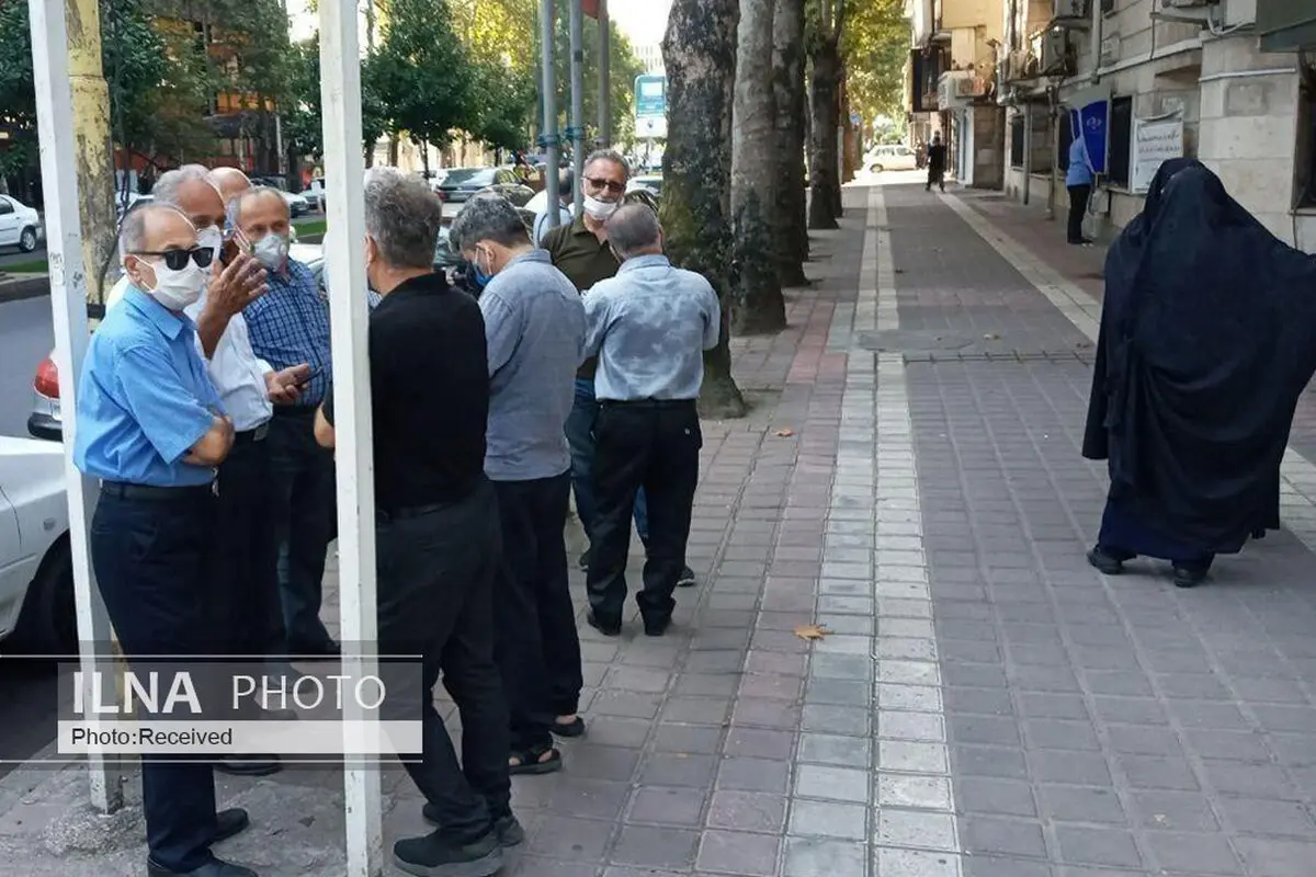 تجمع جمعی از بازنشستگان مقابل تامین اجتماعی/ در فرمول‌های همسان‌سازی تجدیدنظر کنید!
