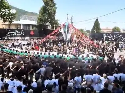 آئینِ دسته‌رویِ کمربه‌کمر در ظهر عاشورای رامیان + فیلم