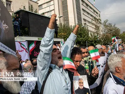 تجمع خانواده شهدا و ایثارگران مقابل سفارت آلمان 
