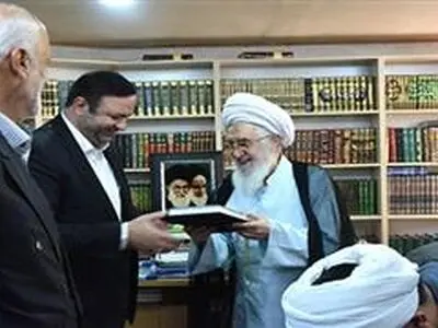 تجلیل آیت الله قربانی از رئیس هیات مدیره و مدیر عامل منطقه آزاد انزلی
