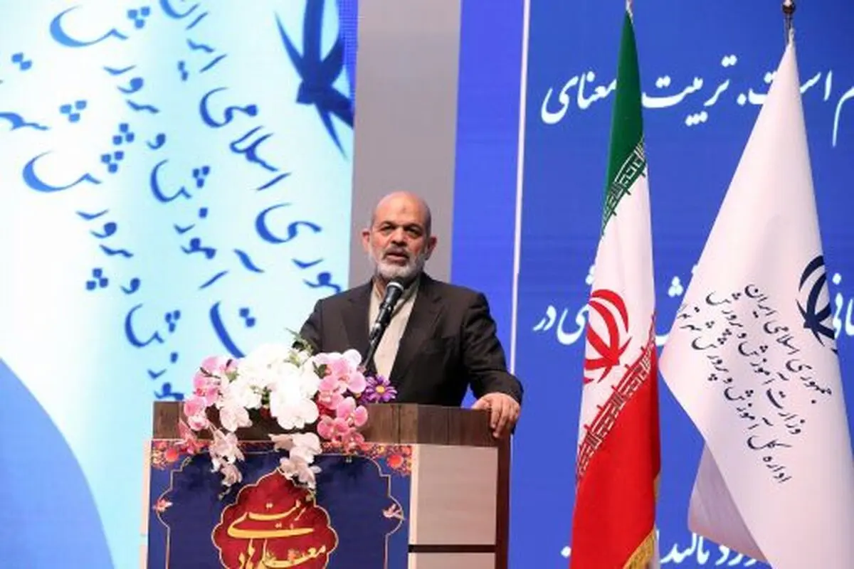 معلم در توسعه اسلامی و مقابله با جنگ ترکیبی نقش مهمی دارد