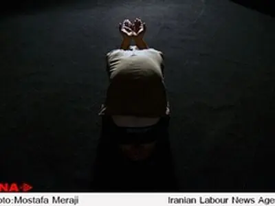 نمایش مورچه ها محصولی از گروه تئاتر گاراژ در قم + گزارش تصویری