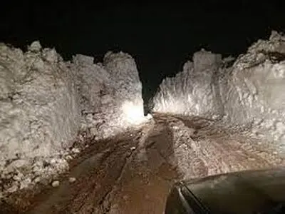 ارتفاع برف در جاده روستایی وردین ورزقان + عکس