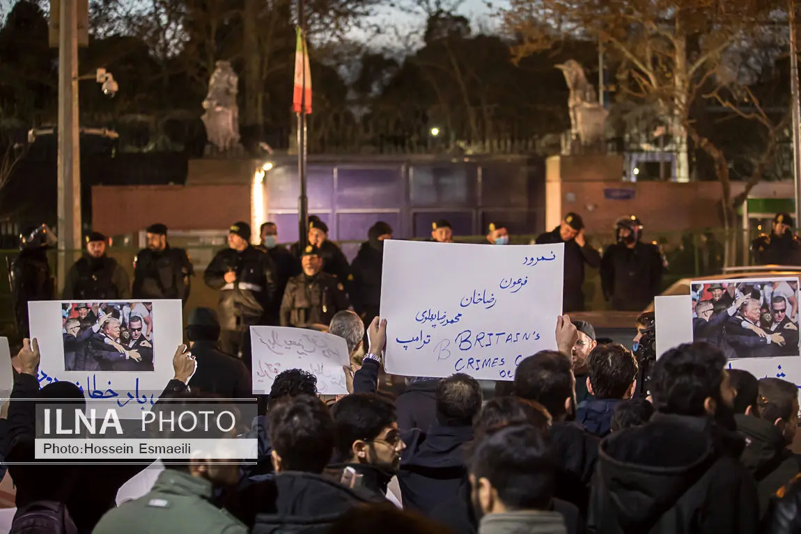 تجمع دانشجویان در مقابل سفارت انگلستان در تهران