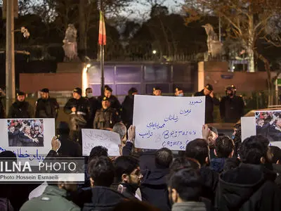 تجمع دانشجویان در مقابل سفارت انگلستان در تهران