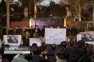 تجمع دانشجویان در مقابل سفارت انگلستان در تهران