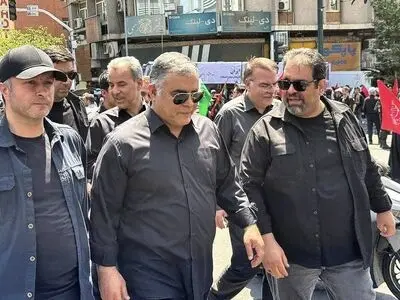 رهبر شهید تا پای جان برای اعتلای کشور ایستادند