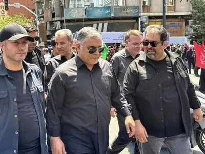 رهبر شهید تا پای جان برای اعتلای کشور ایستادند