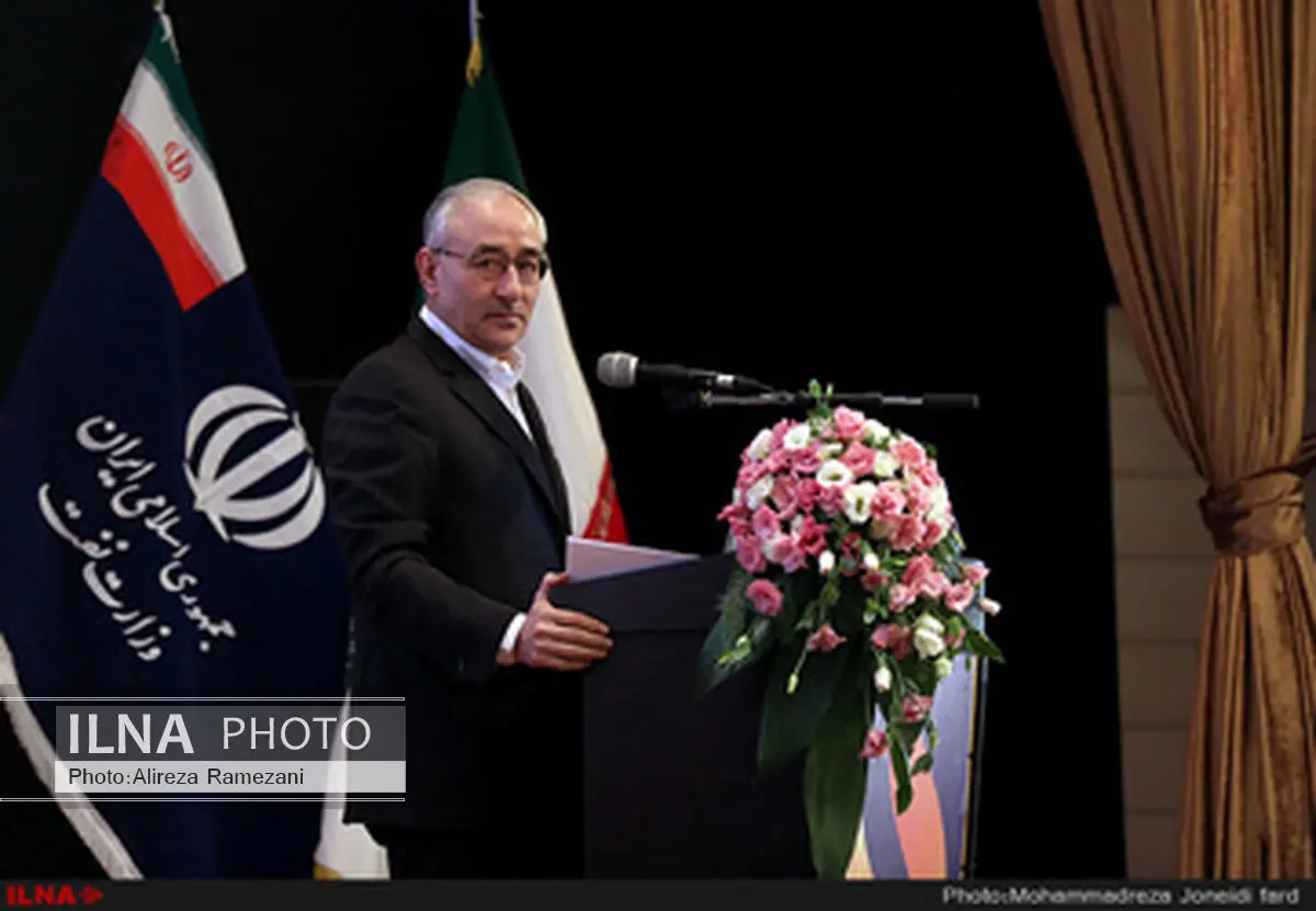 دست و پای نفت را با سیاست‌زدگی بسته‌ایم