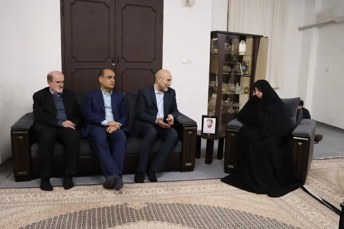 دیدار رئیس مجلس شورای اسلامی و استاندار گیلان با خانواده شهید حسین املاکی