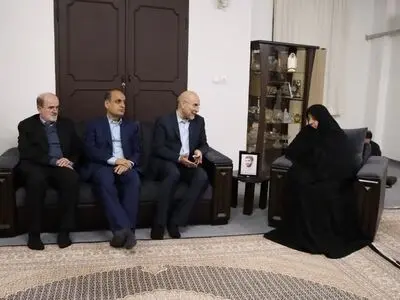 دیدار رئیس مجلس شورای اسلامی و استاندار گیلان با خانواده شهید حسین املاکی