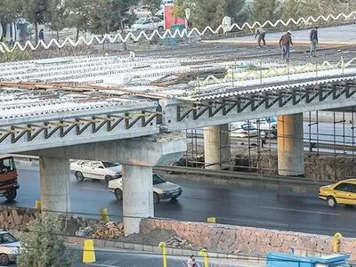 ادامه روند نصب قطعات بتنی پروژه تقاطع غیرهمسطح میدان شهید فهمیده مشهد