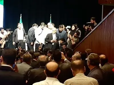 در برابر شما جرائت شعار ندارم اما مقابل زورگویان میایستم و کوتاه نمیآیم