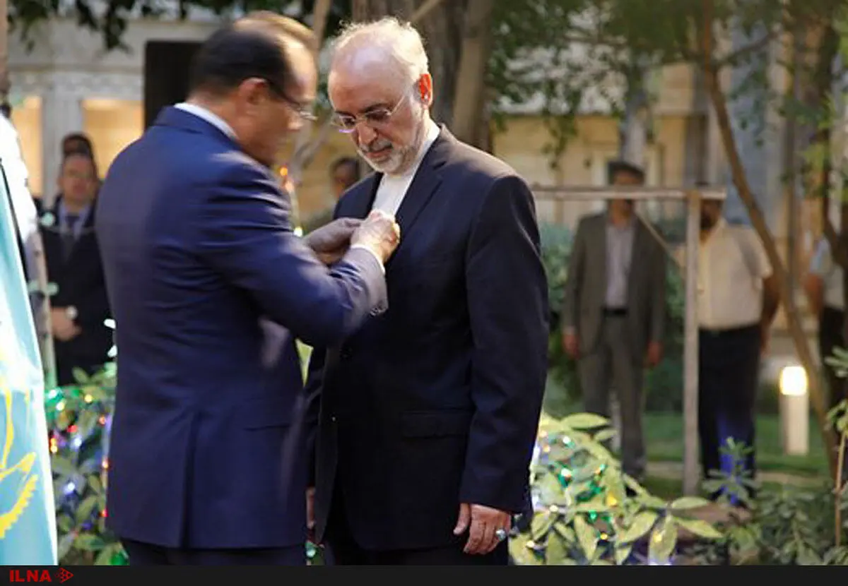 نشان افتخار از سوی رییس‌جمهور قزاقستان به صالحی اهدا شد