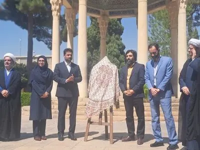 پوستر چهارمین دوره جشنواره ملی شعر آیات در شیراز رونمایی شد/جشنواره «آیات»  آغازگر جشنواره جهانی شعر و ادبیات در شیراز