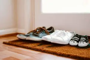 بهترین روش‌ها برای پاک کردن انواع لکه‌ از روی کفش